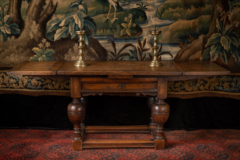 Early 17th century oak drawleaf table
