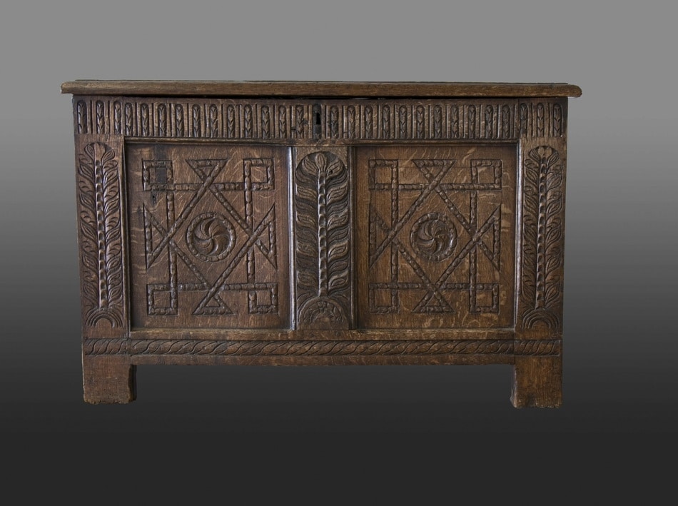 Elizabeth I oak chest