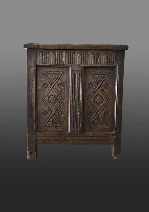 Elizabeth I oak chest