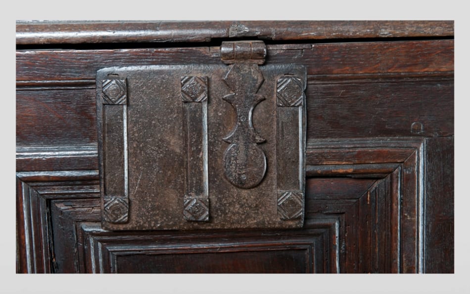 Elizabeth I oak chest