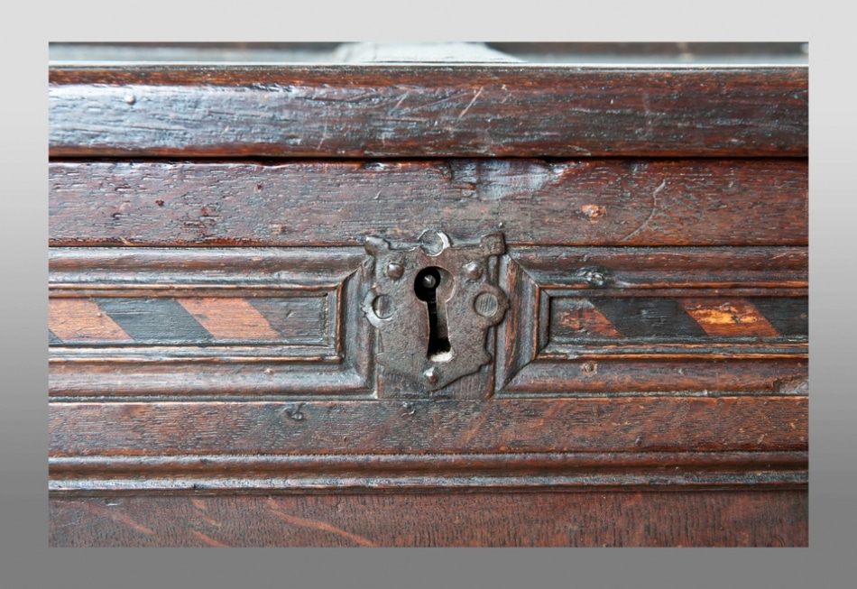 Early 17th century Joined oak chest