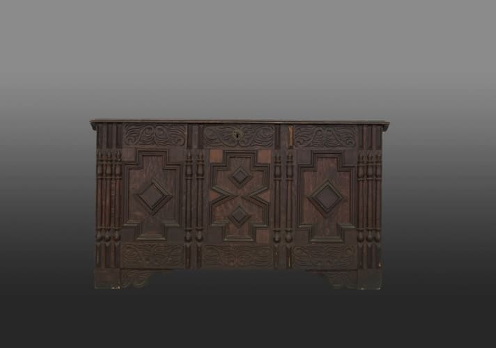Thomas Dennis Jr oak chest