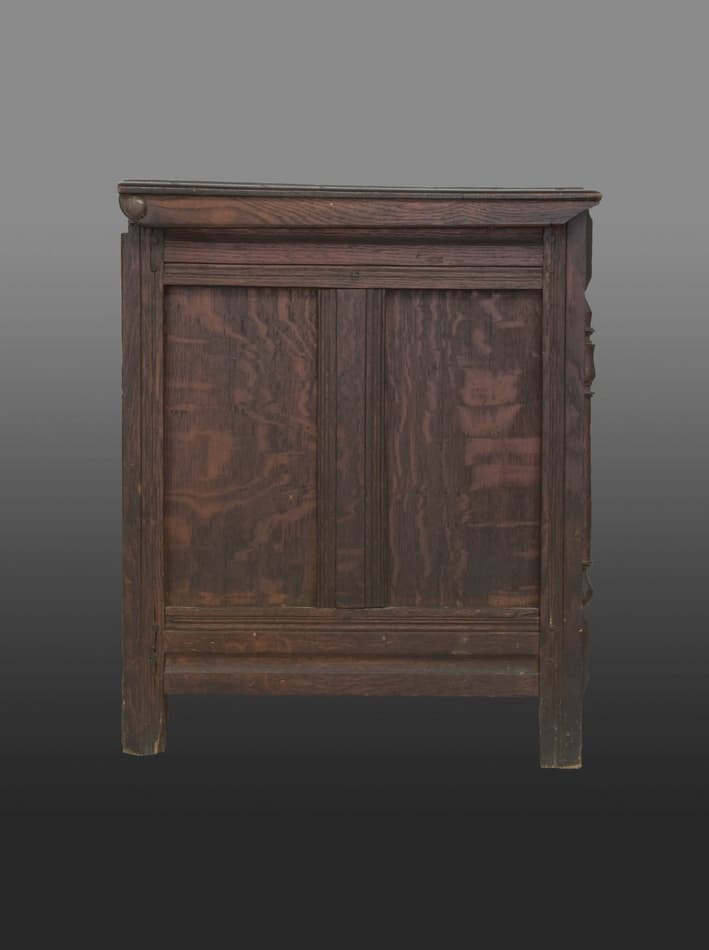 Thomas Dennis Jr oak chest