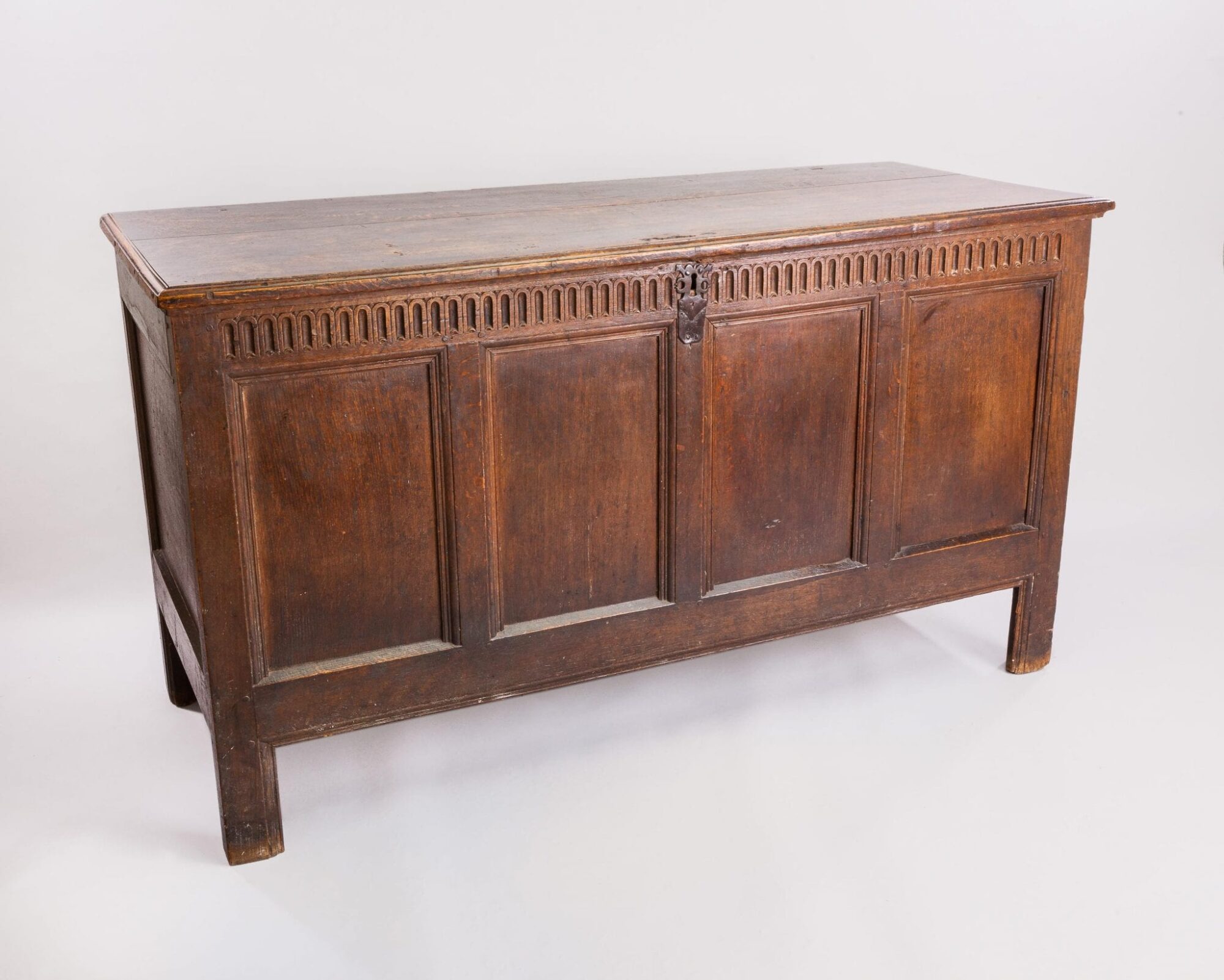 Elizabeth I oak chest
