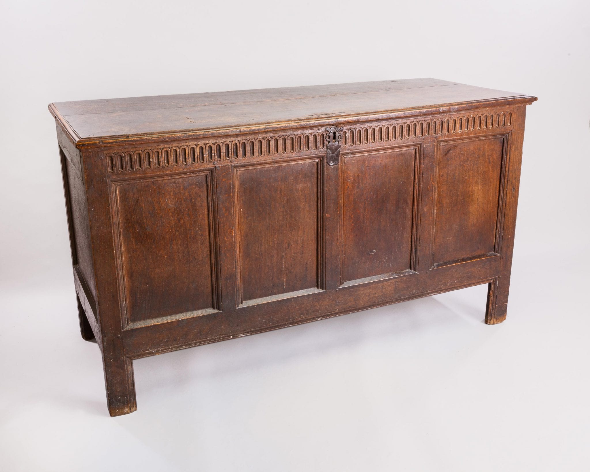 Elizabeth I oak chest