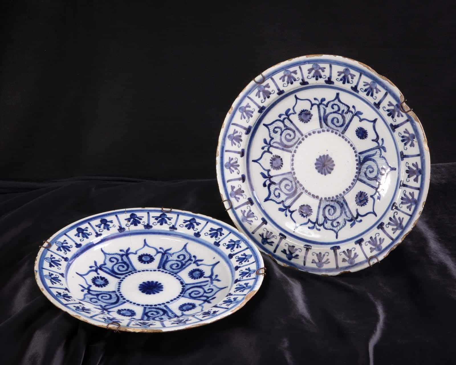 Pair of Delft plates