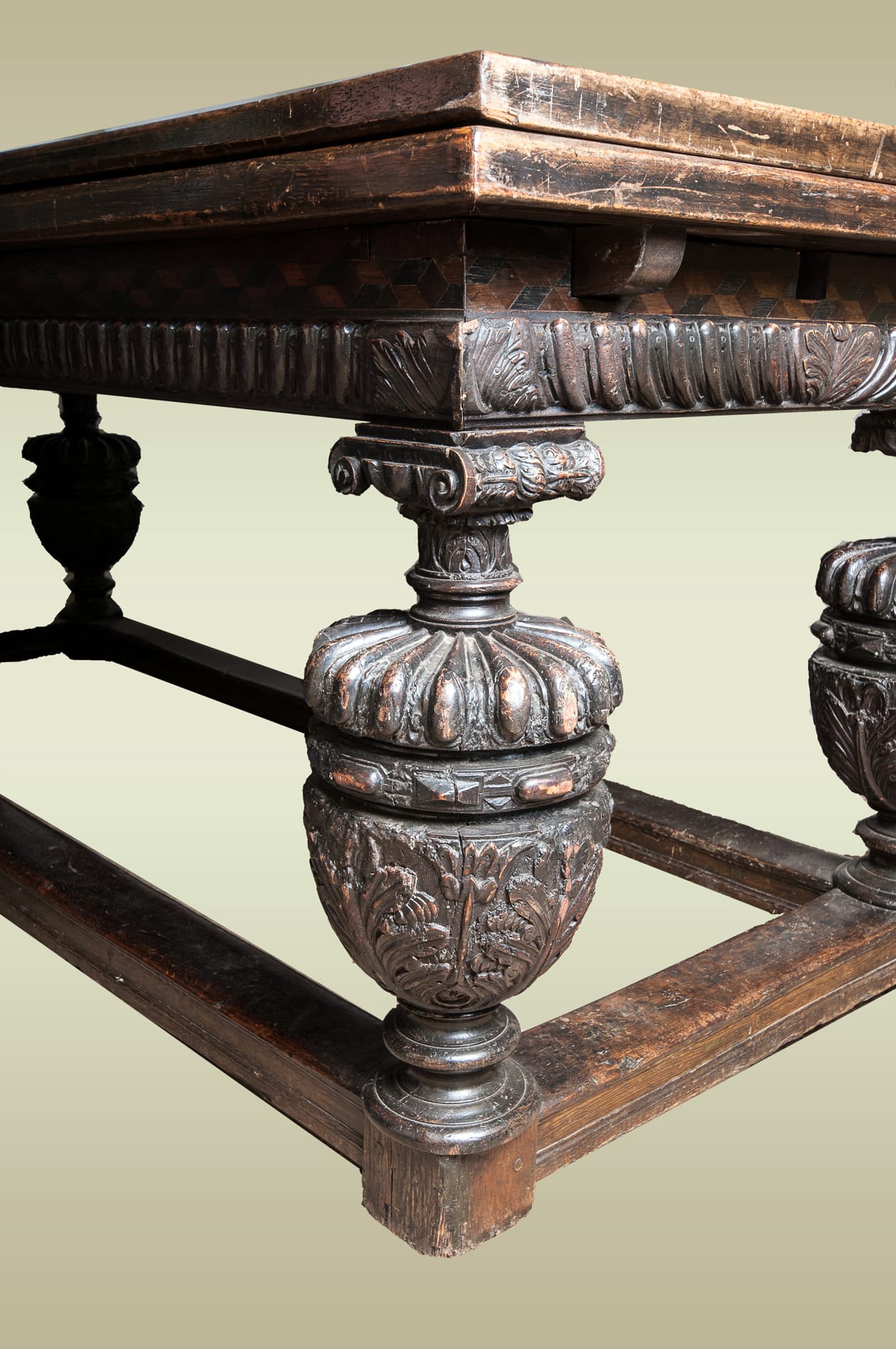 Elizabeth I draw leaf table