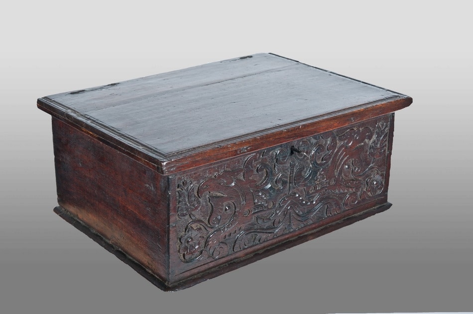 17th century Carved oak box