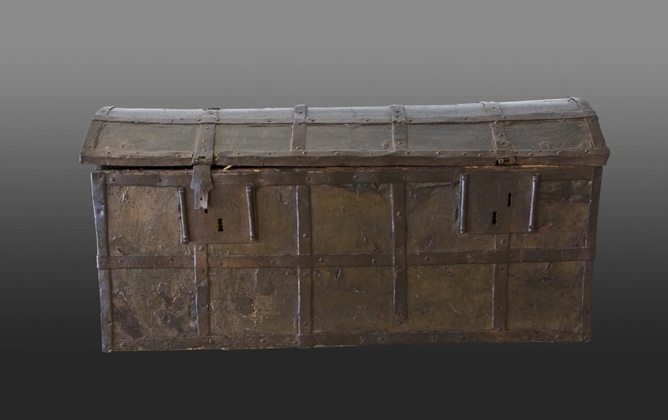 English medieval iron bound standard