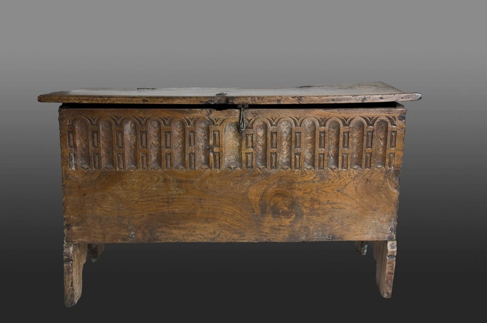 Elizabeth I elm boarded chest