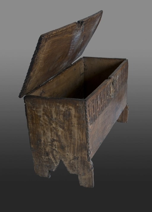 Elizabeth I elm boarded chest