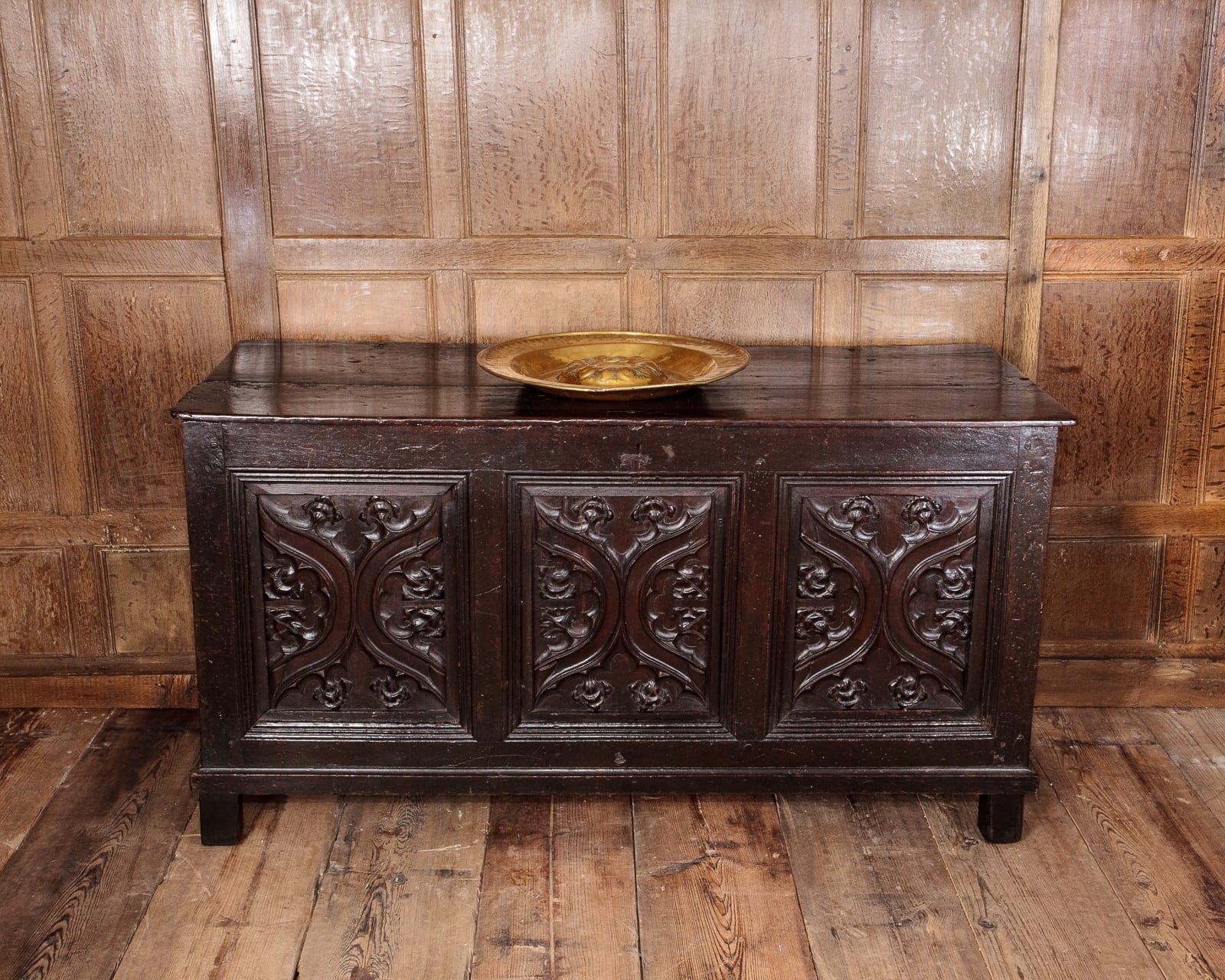 Henry VIII parchemin panel chest