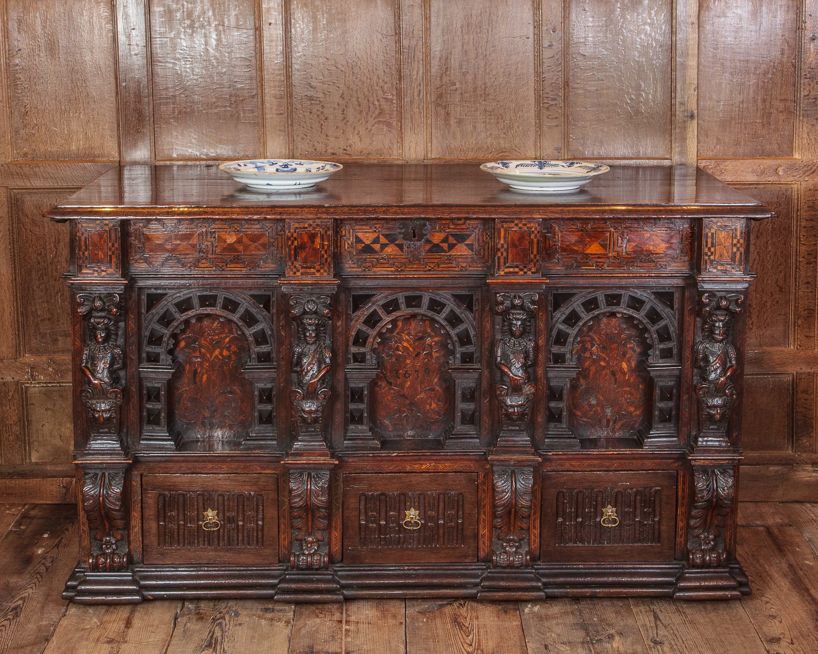 Elizabeth I oak inlaid chest