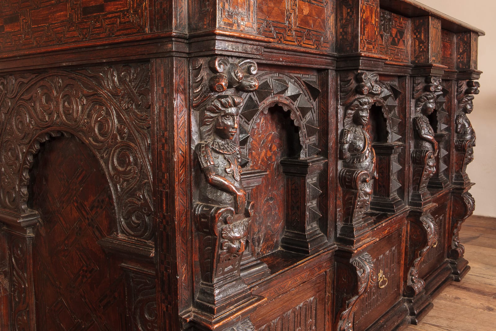 Elizabeth I oak inlaid chest