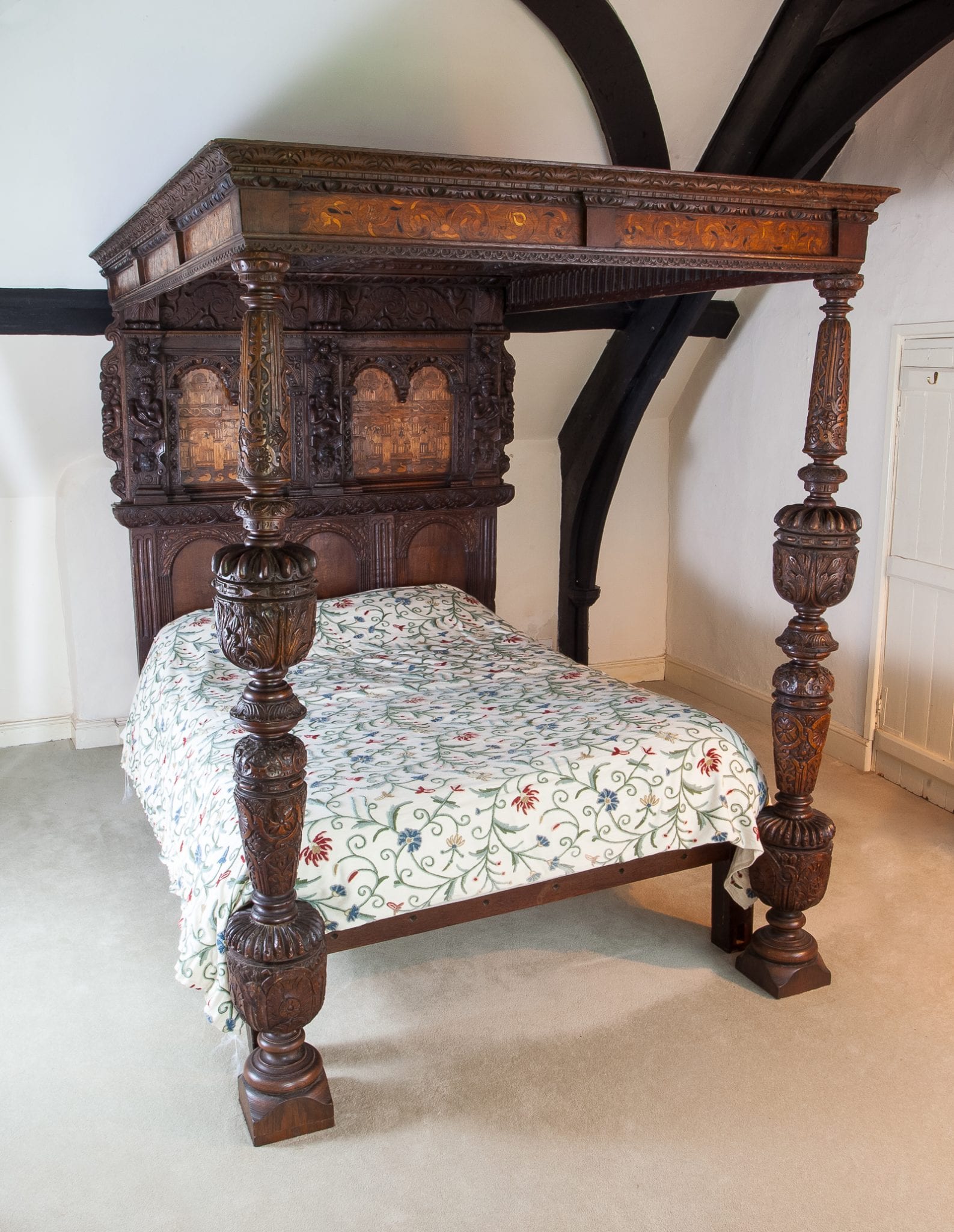 Elizabeth I oak and walnut bed