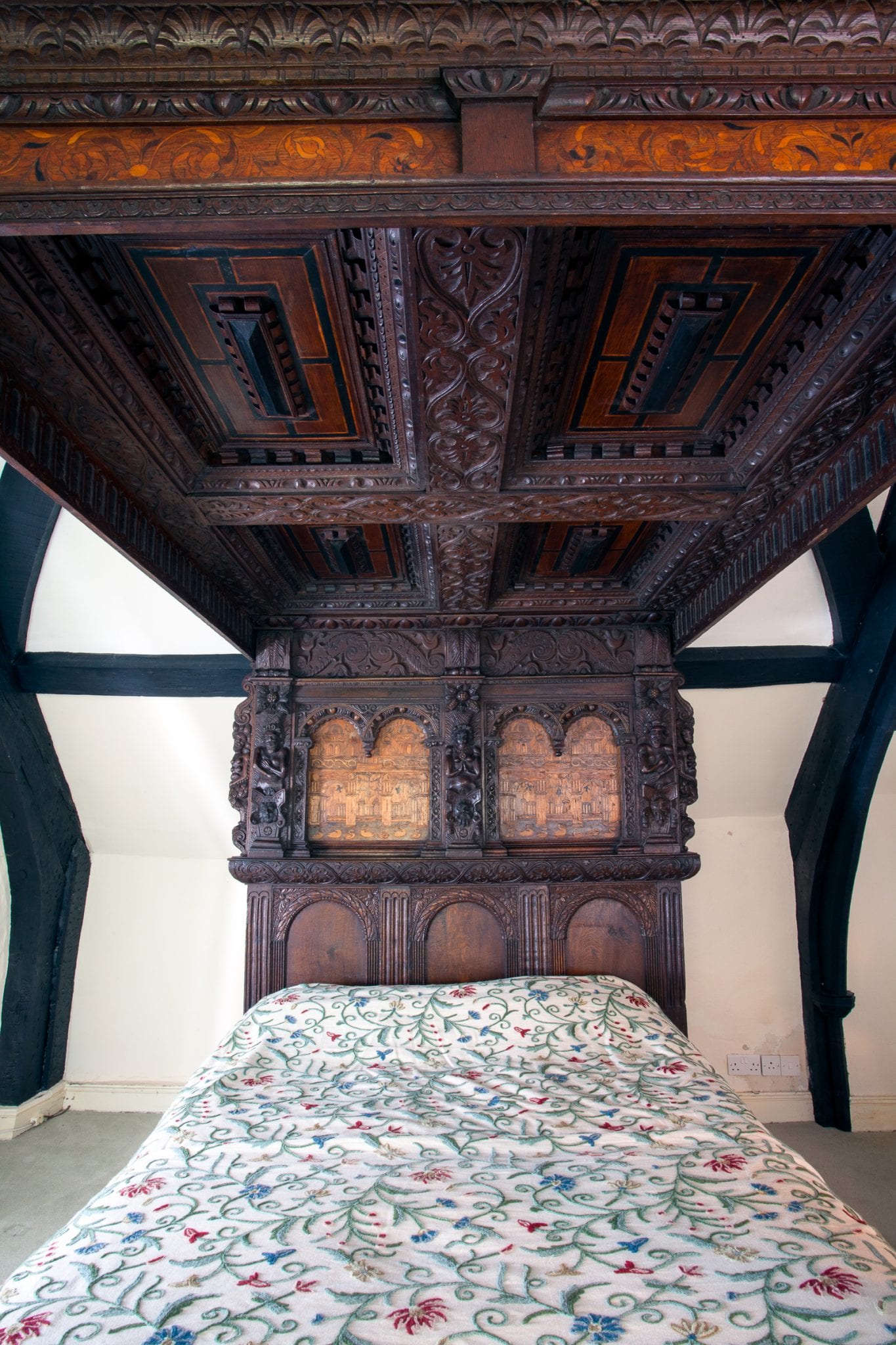 Elizabeth I oak and walnut bed