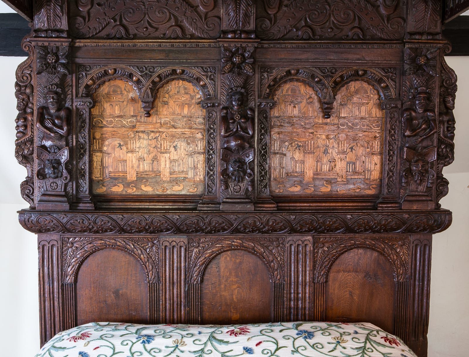 Elizabeth I oak and walnut bed