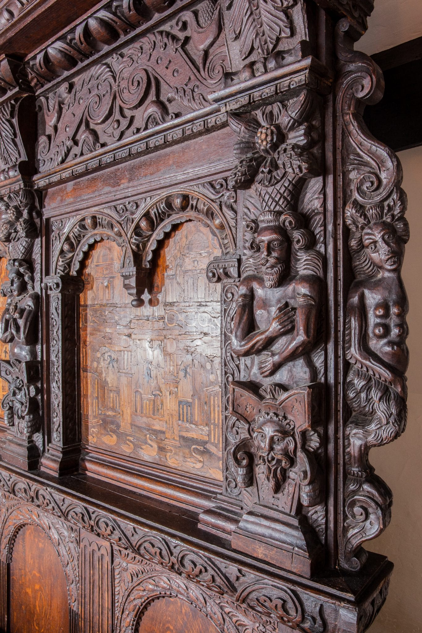 Elizabeth I oak and walnut bed