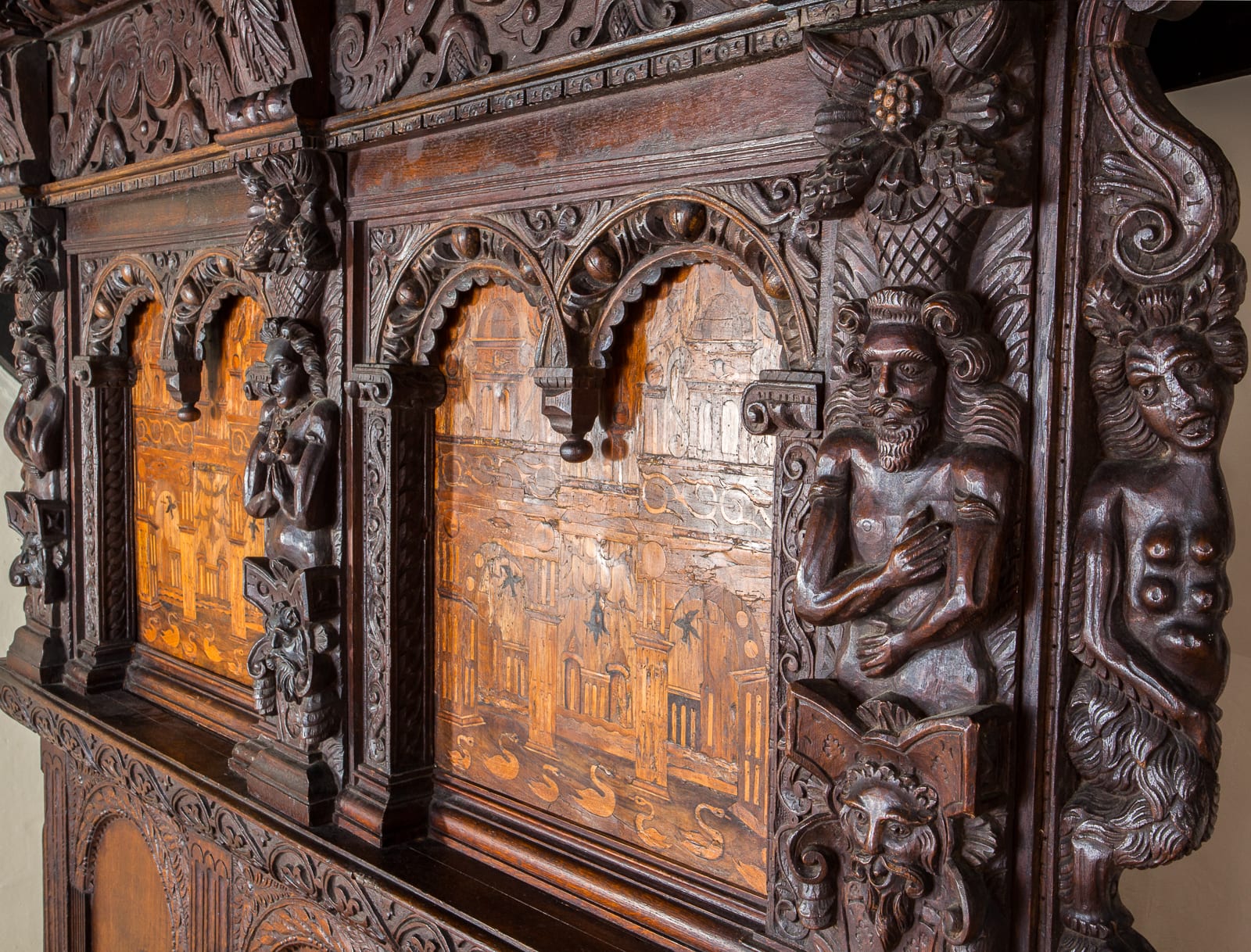Elizabeth I oak and walnut bed