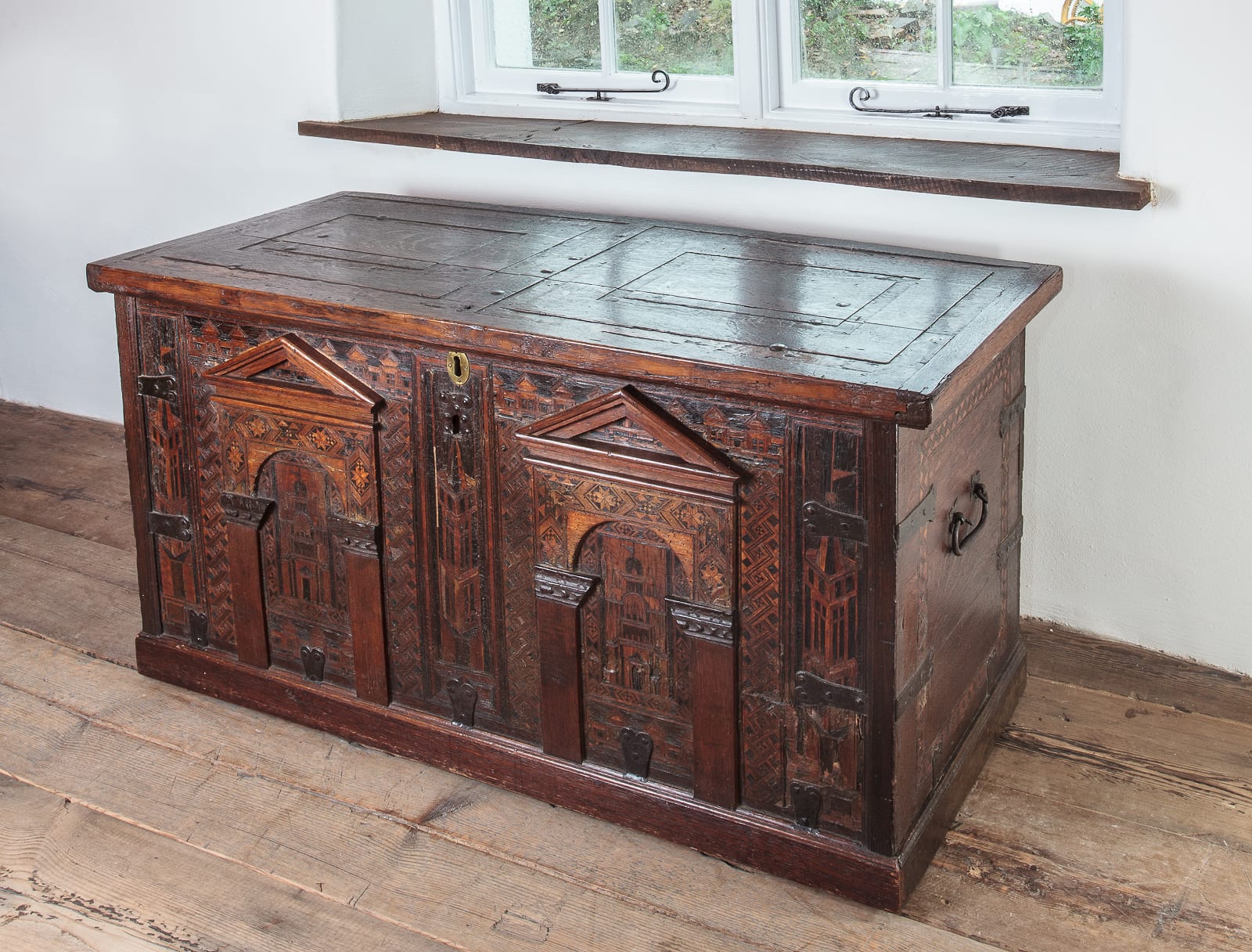 Elizabeth I Nonsuch chest
