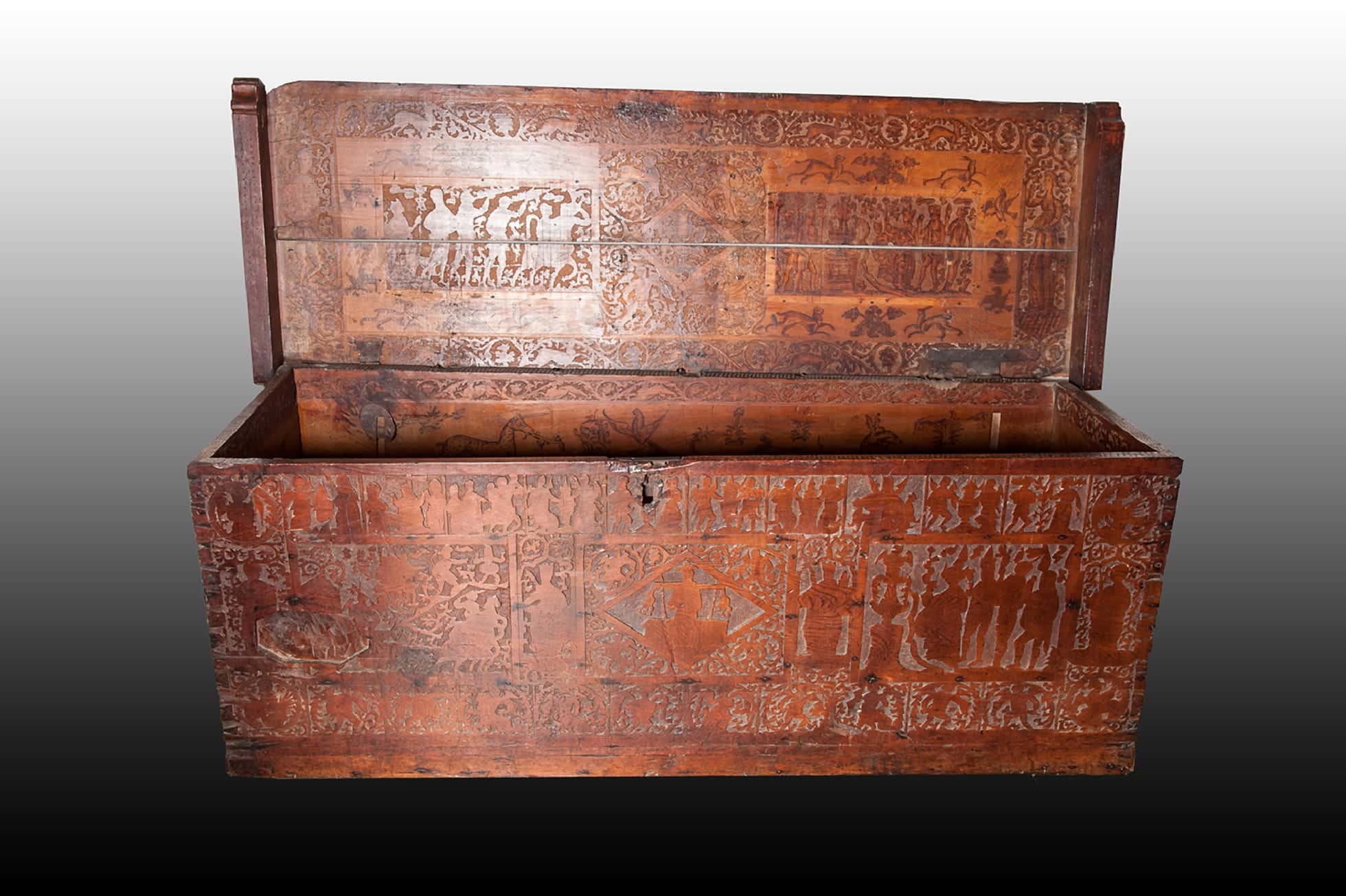 Venetian cedar wood cassone