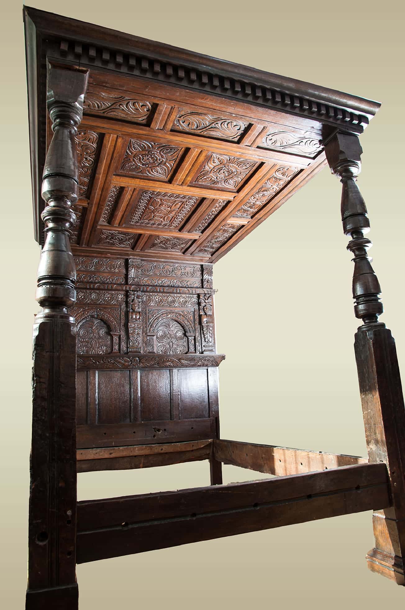 Elizabeth I oak tester bed