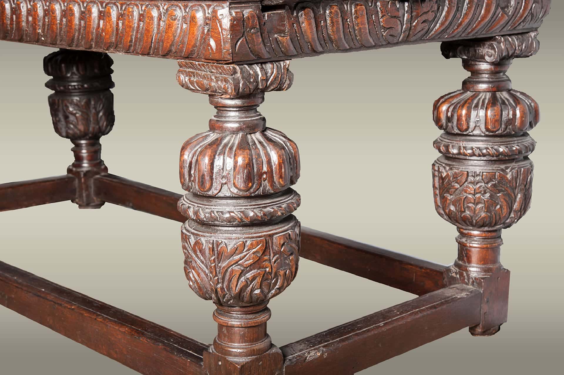 Elizabeth I oak draw leaf table