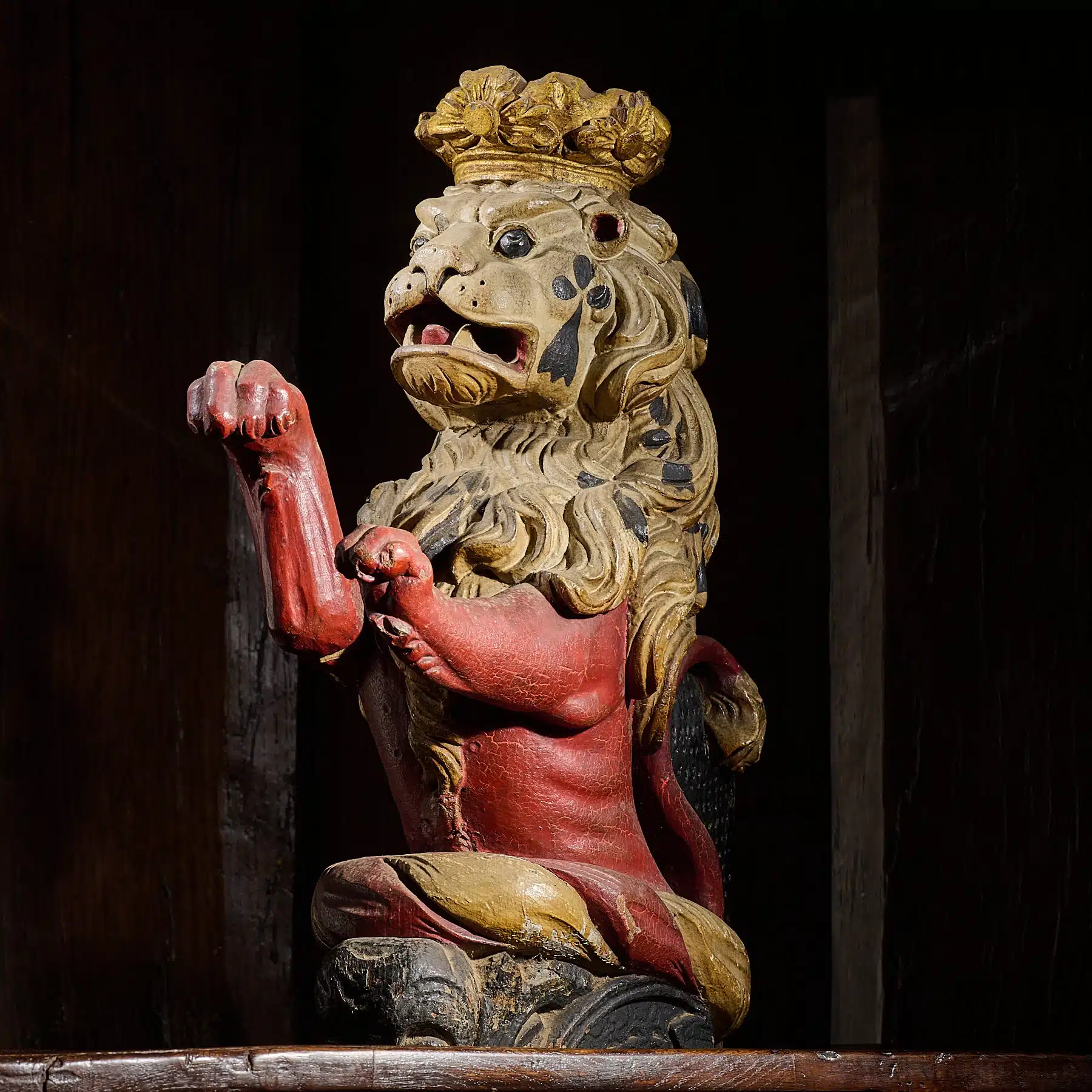 English oak rampant lion