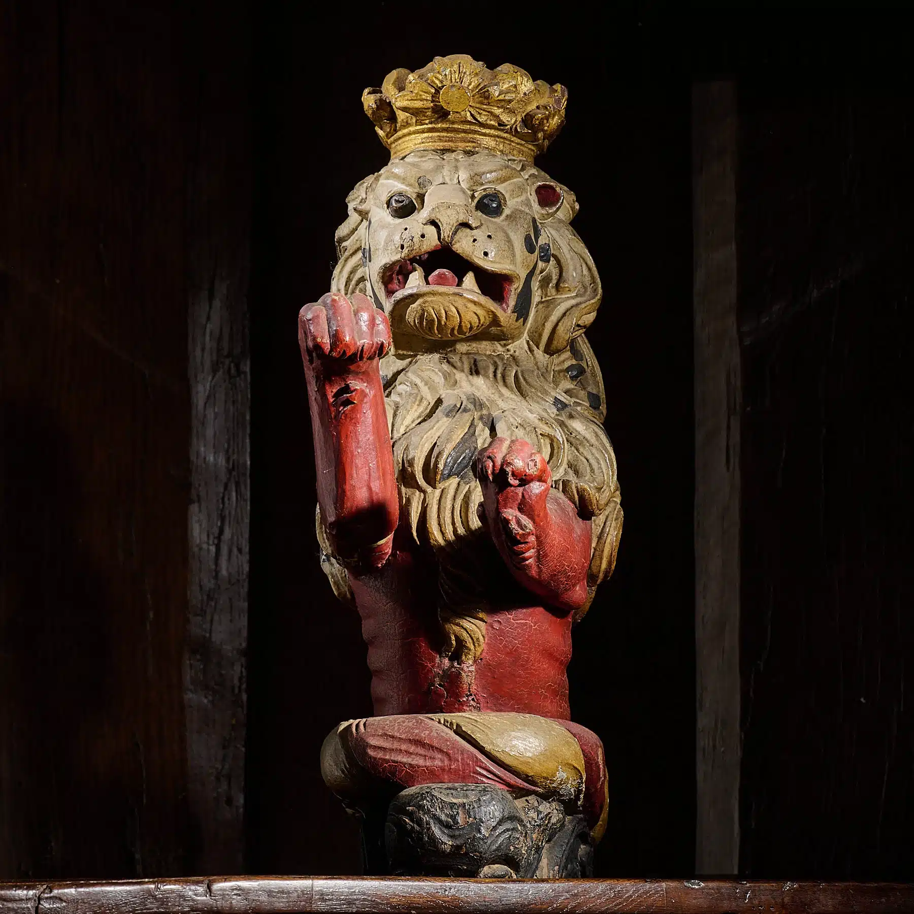 English oak rampant lion