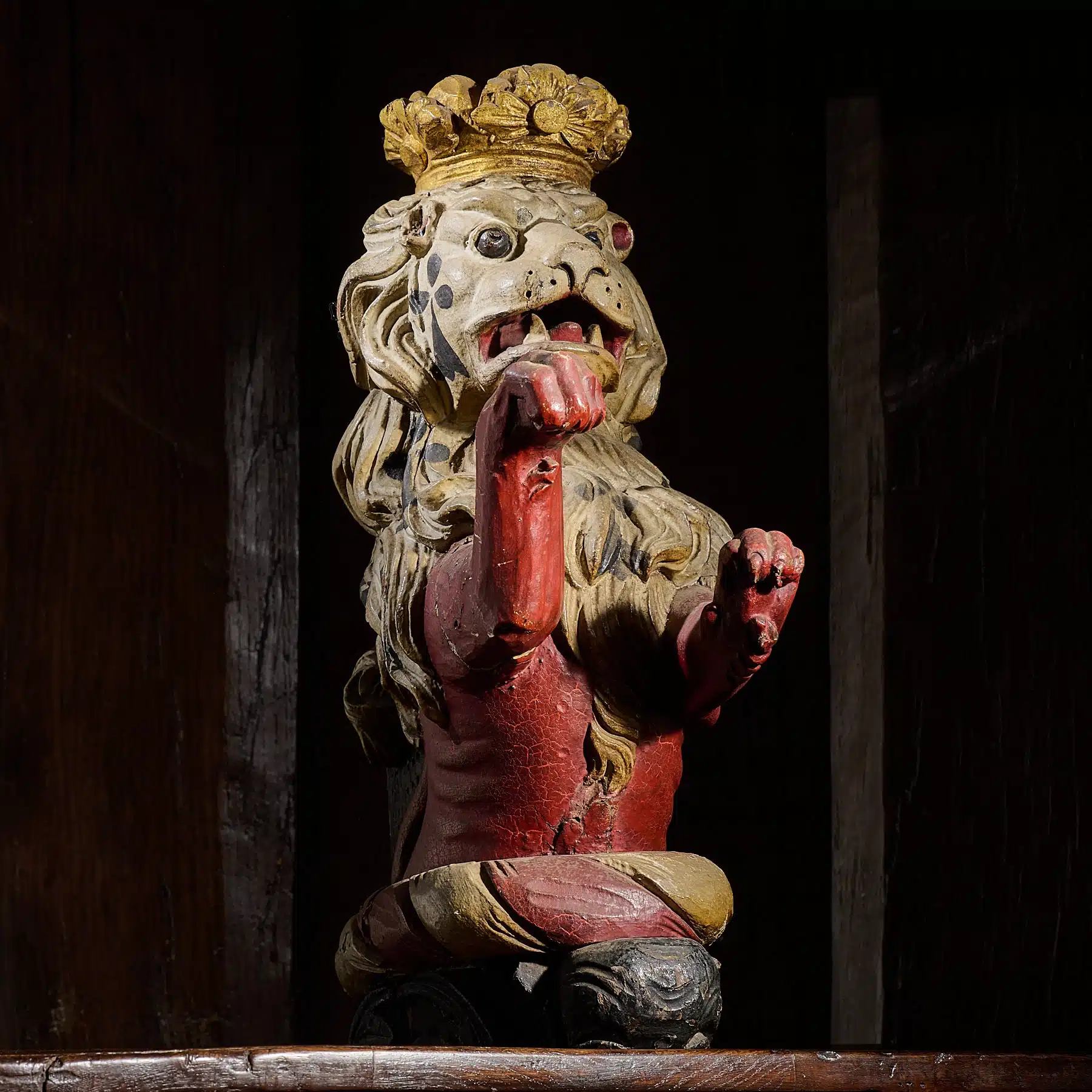 English oak rampant lion