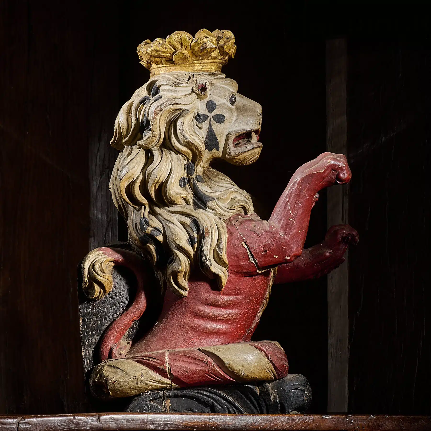 English oak rampant lion