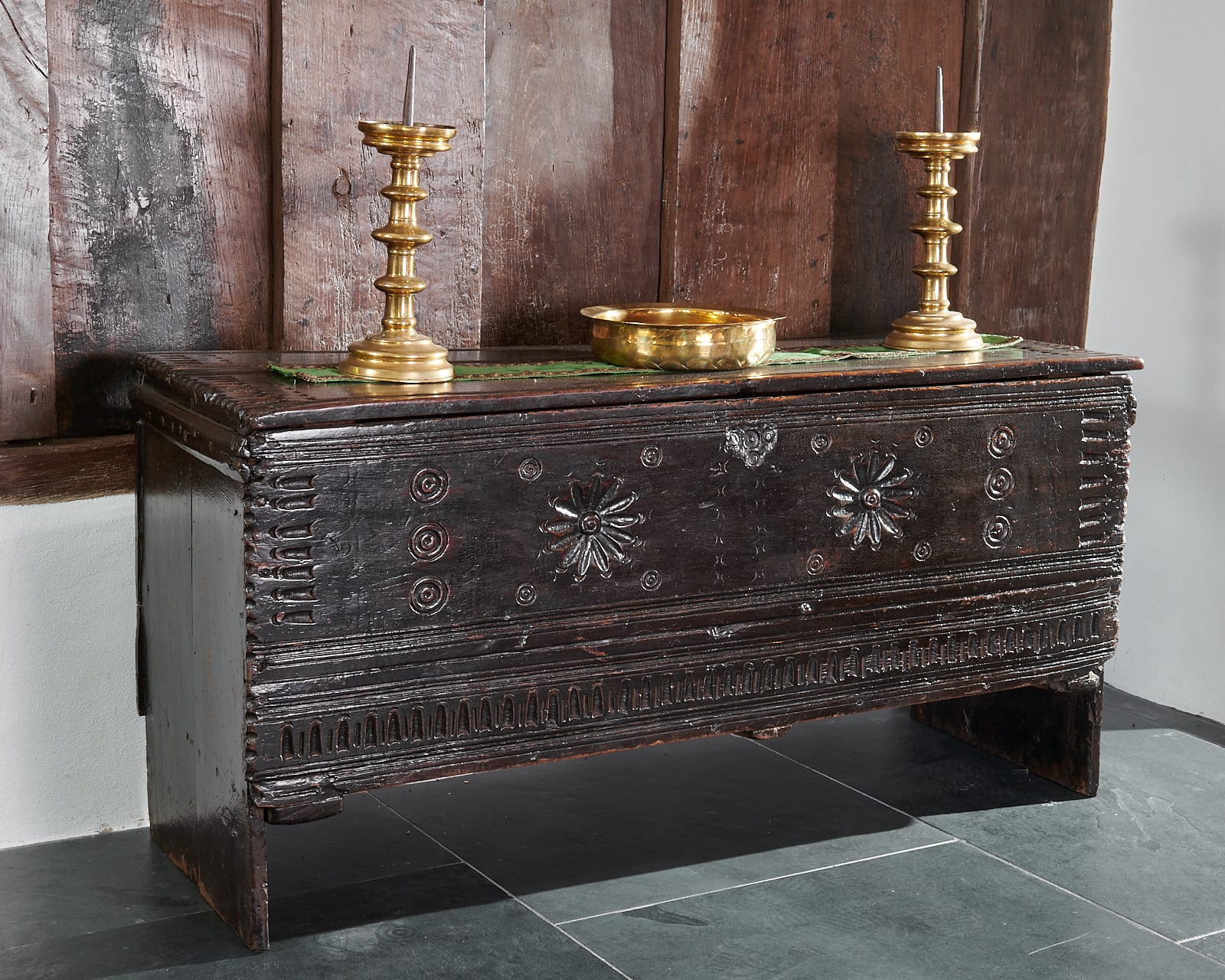 Elizabeth I boarded oak chest