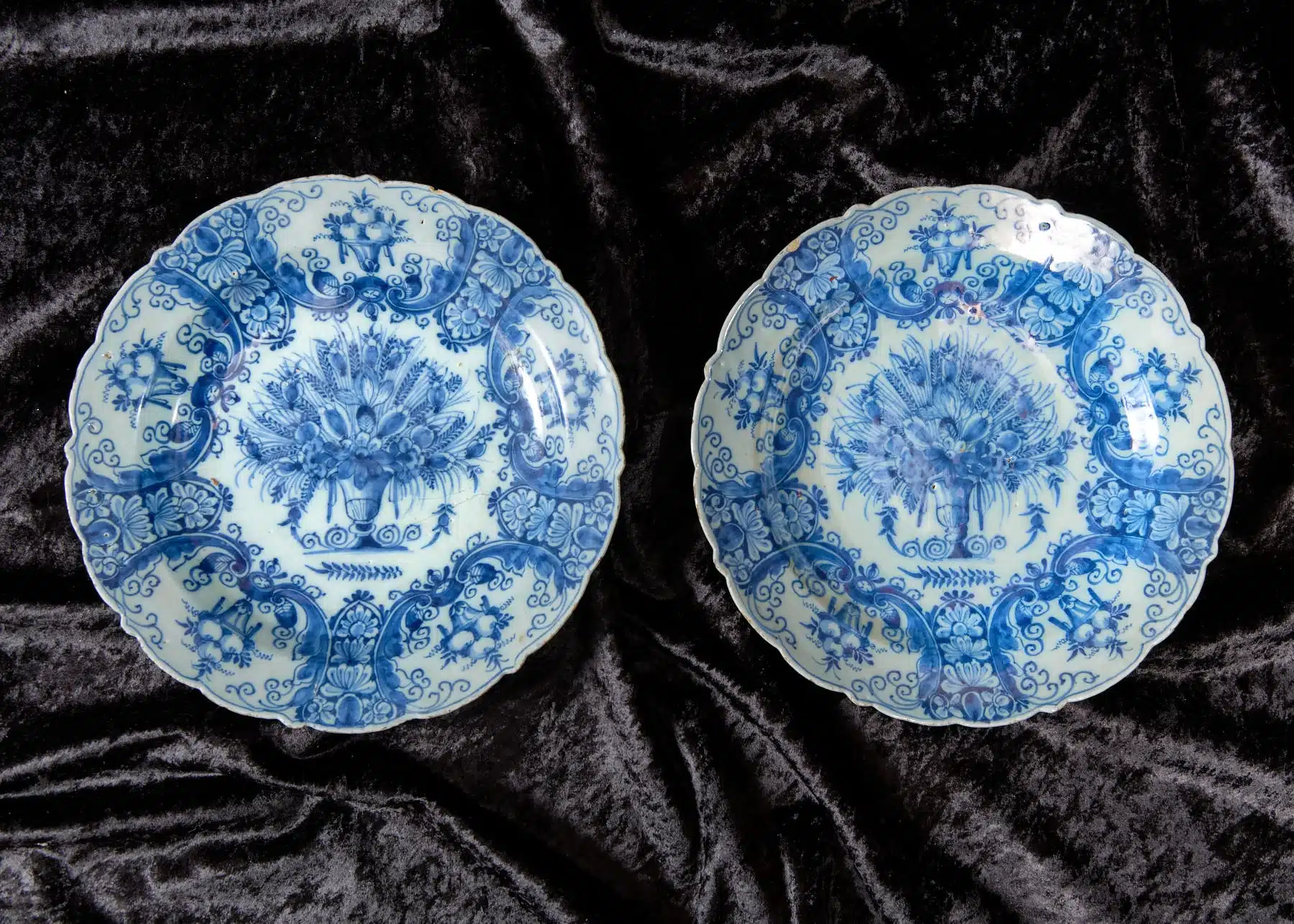 17th century pair of Delft plates