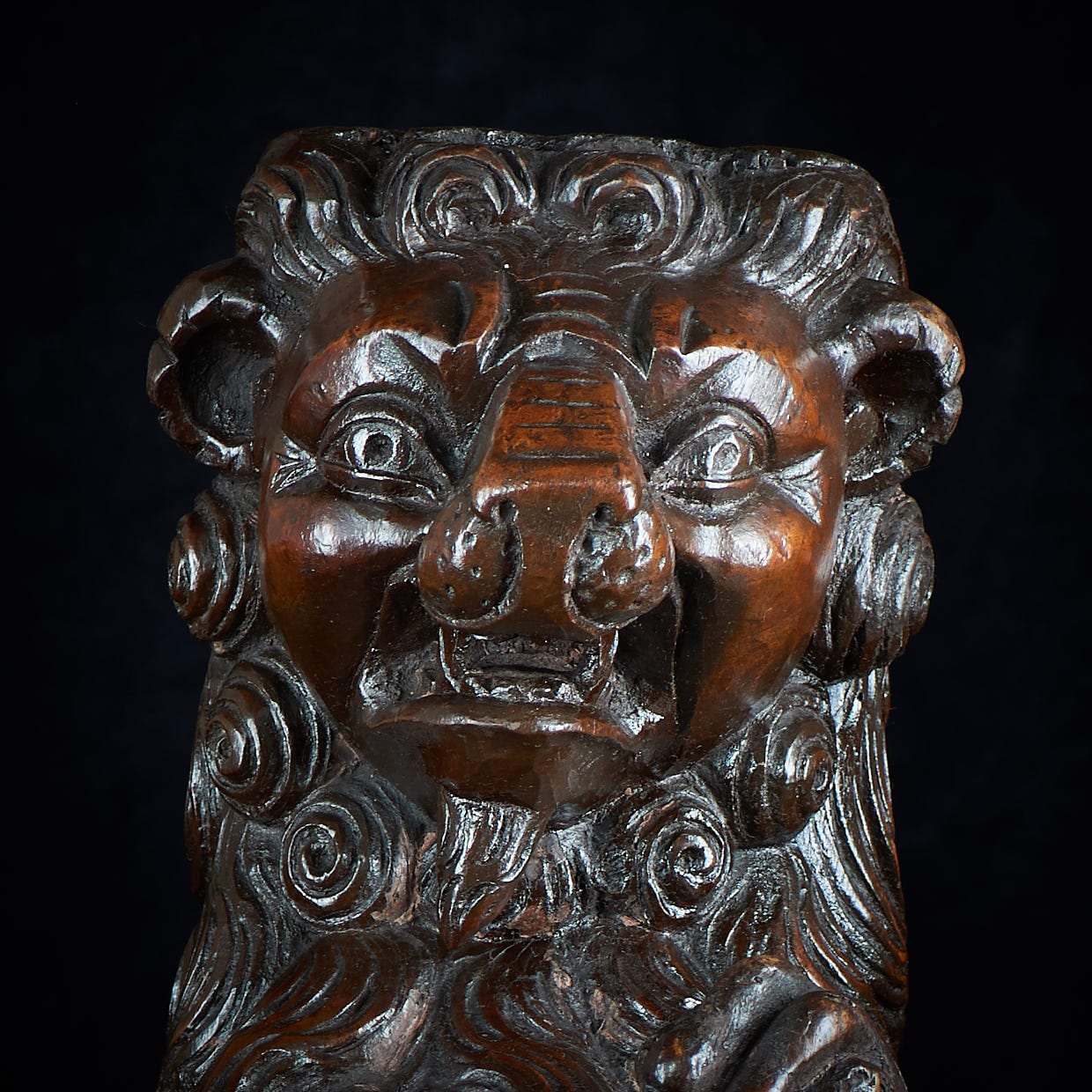Elizabeth I walnut heraldic lions