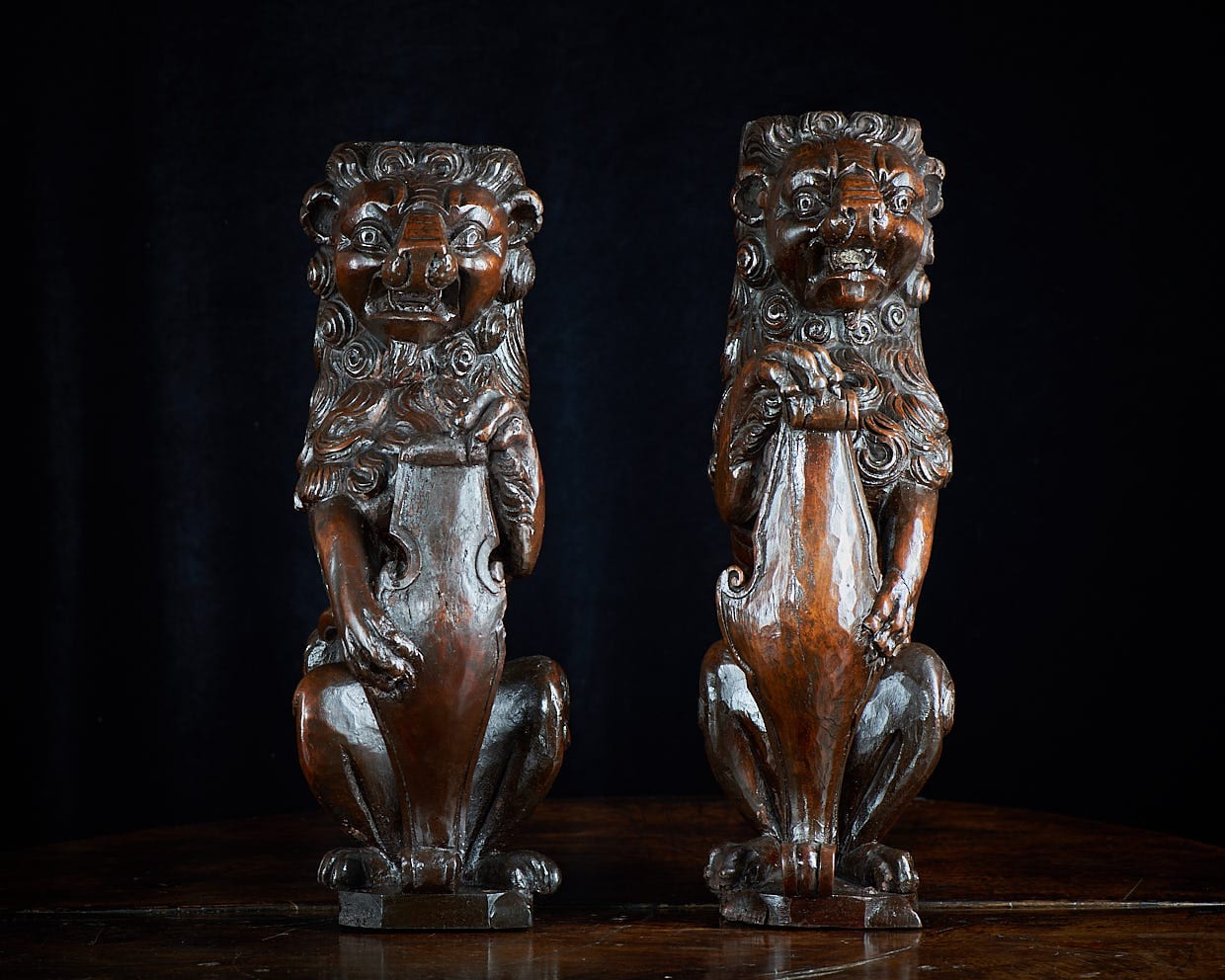 Elizabeth I walnut heraldic lions