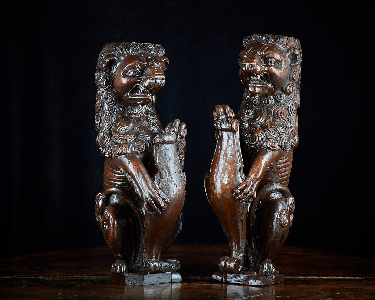 Elizabeth I walnut heraldic lions