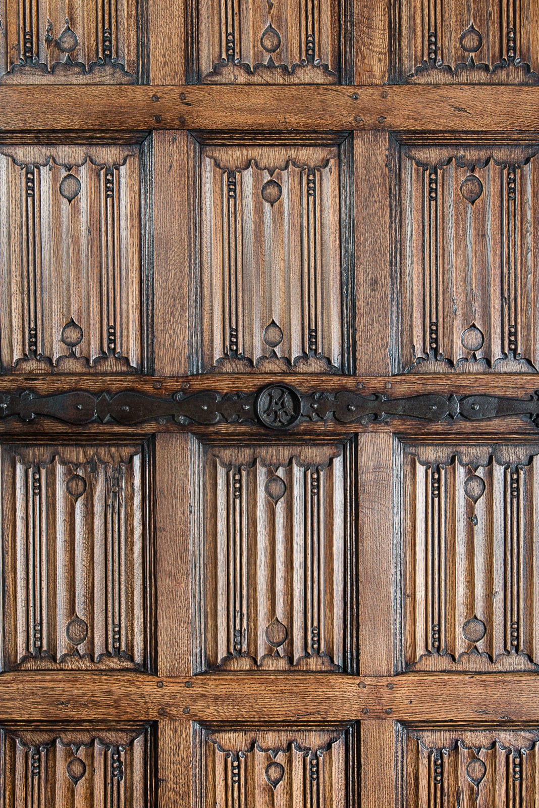 Late Gothic oak linenfold armoire