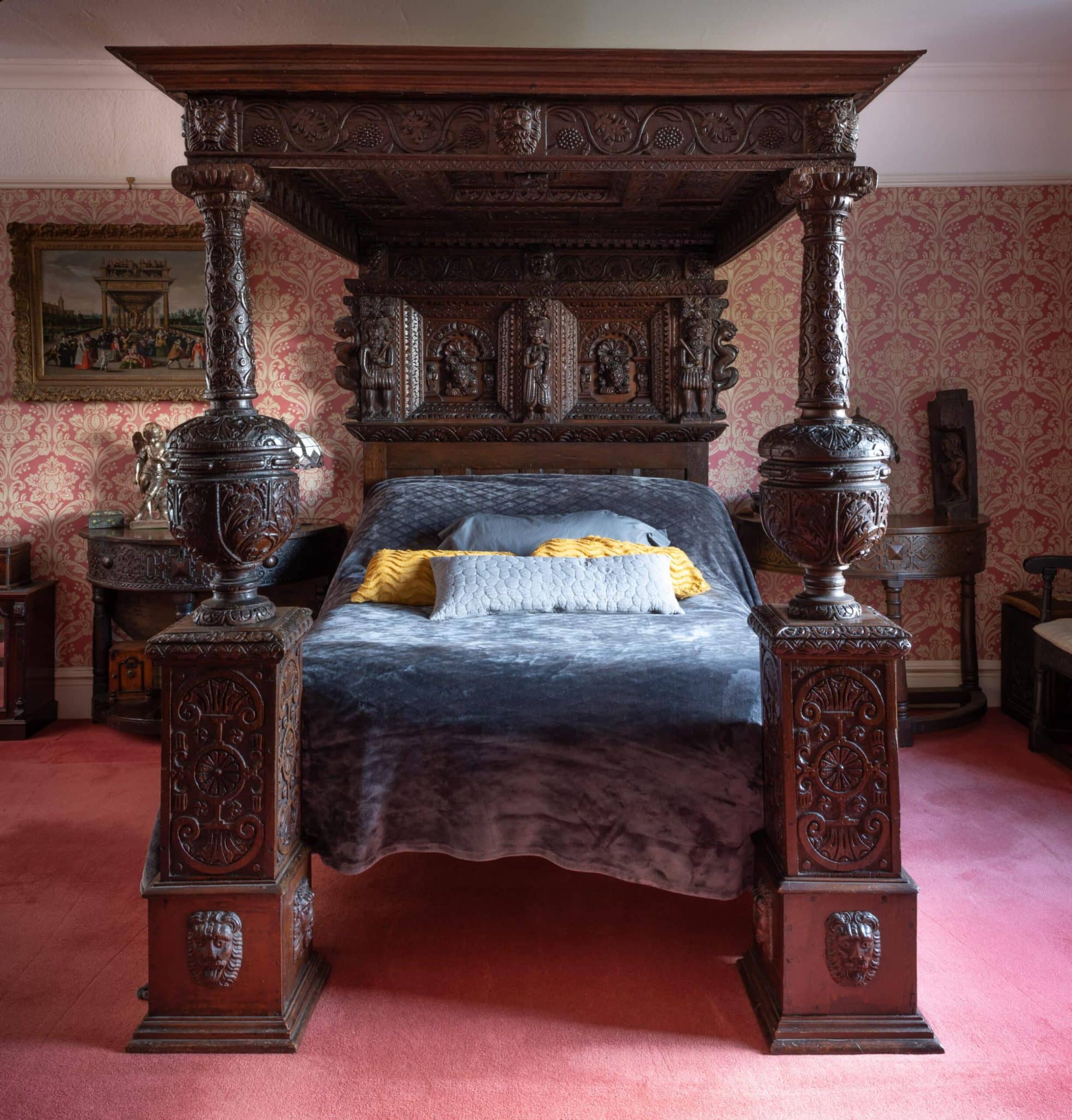 Elizabeth I oak bedstead