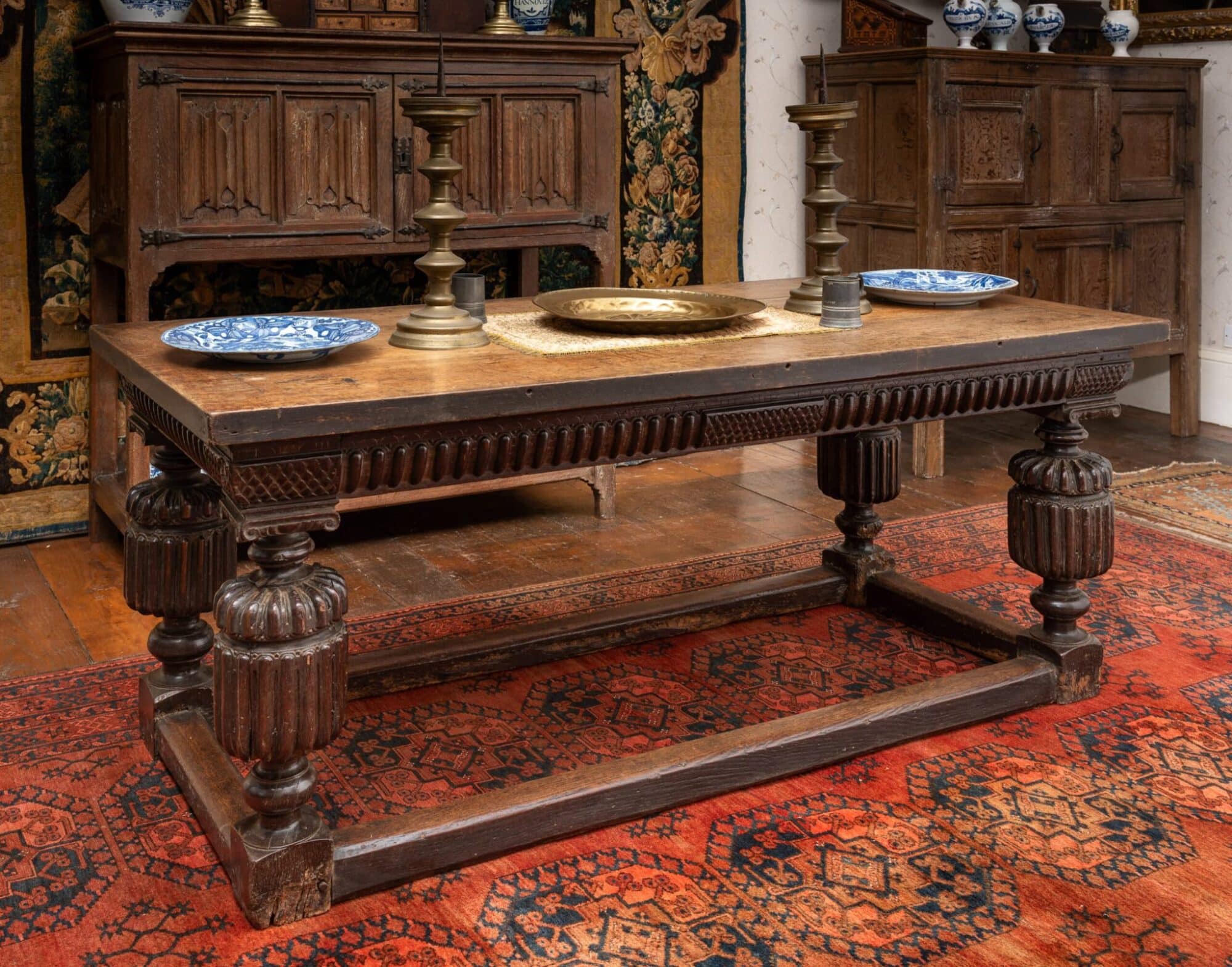 Elizabeth I oak draw leaf table