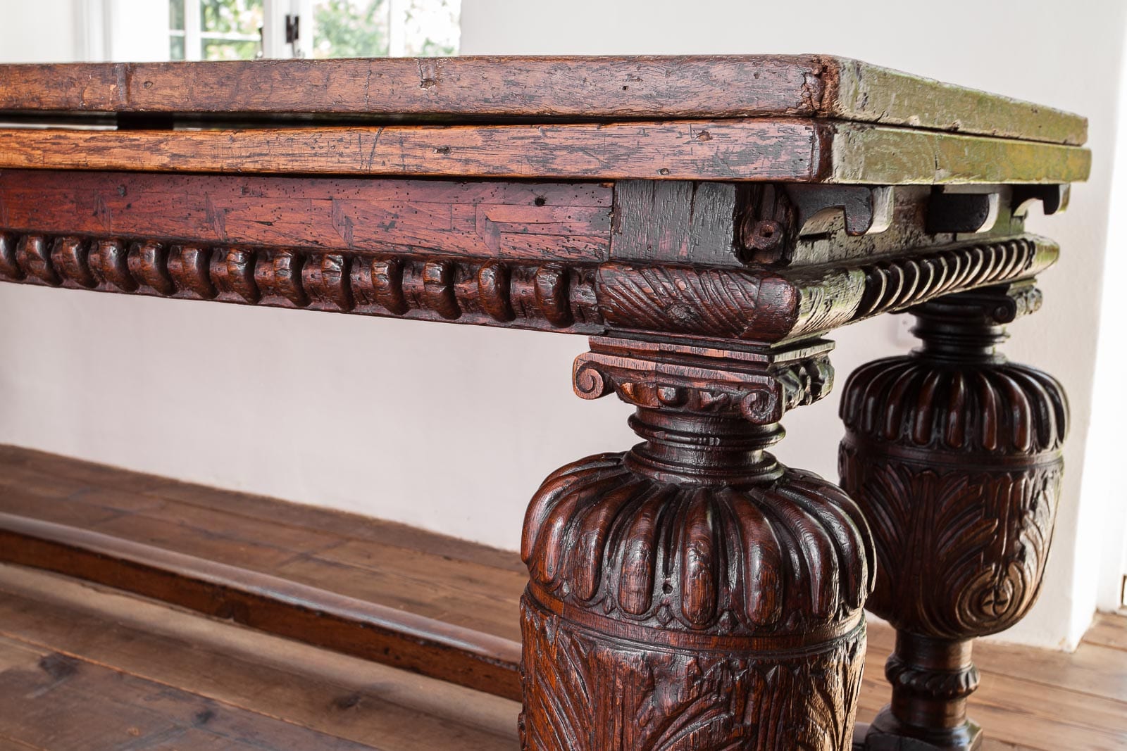 Elizabeth I draw leaf table