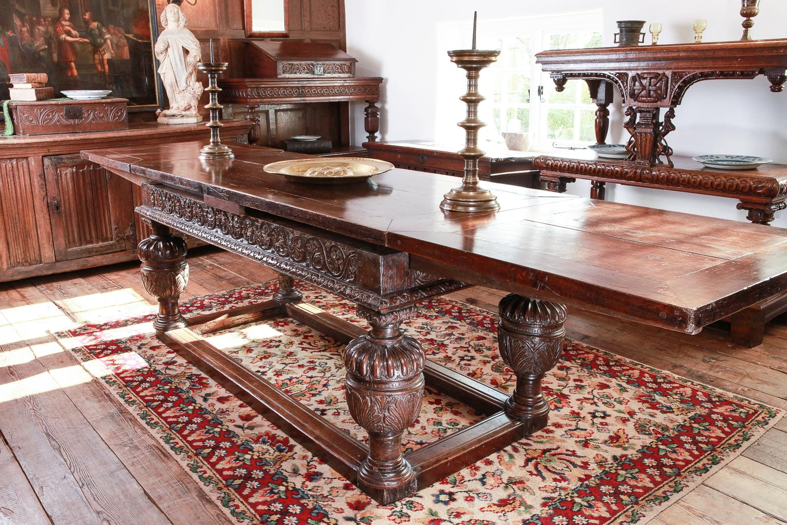 Elizabeth I oak draw leaf table