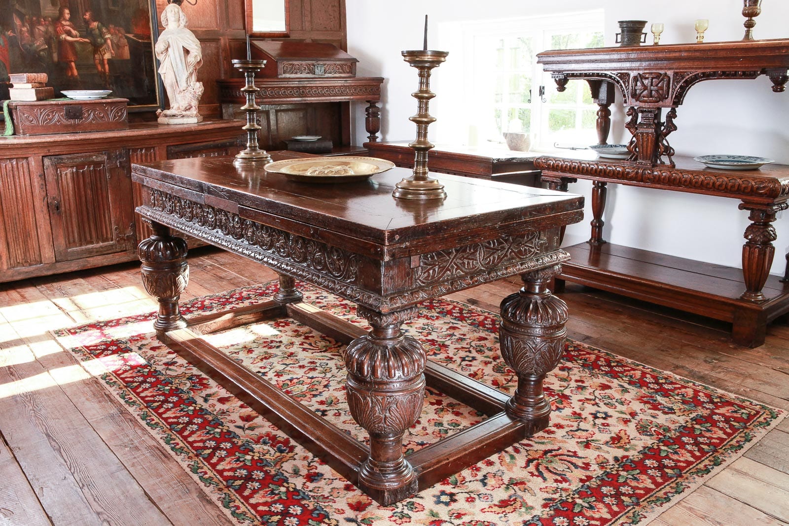 Elizabeth I oak draw leaf table