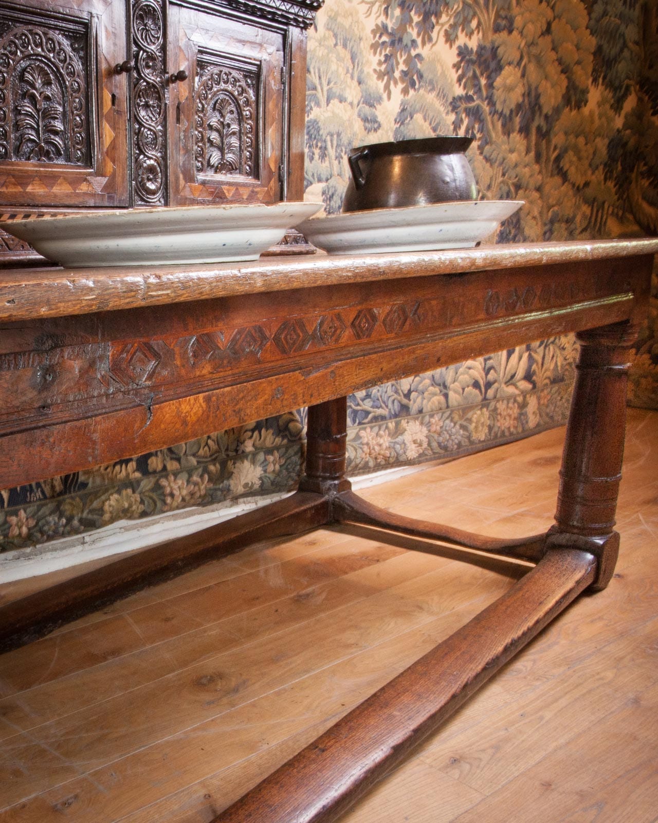 Elizabeth I oak table
