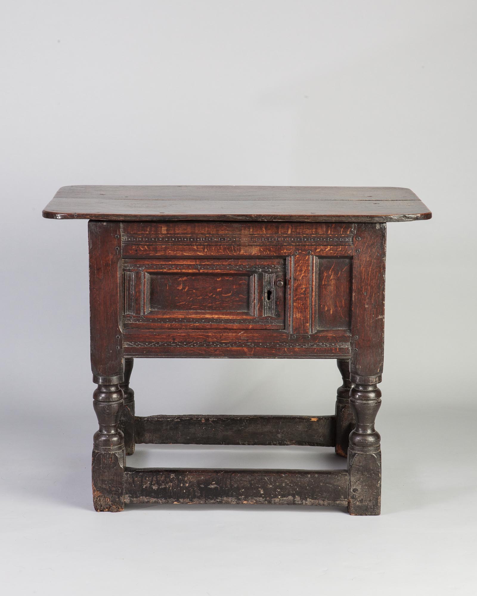 Elizabeth I hutch table