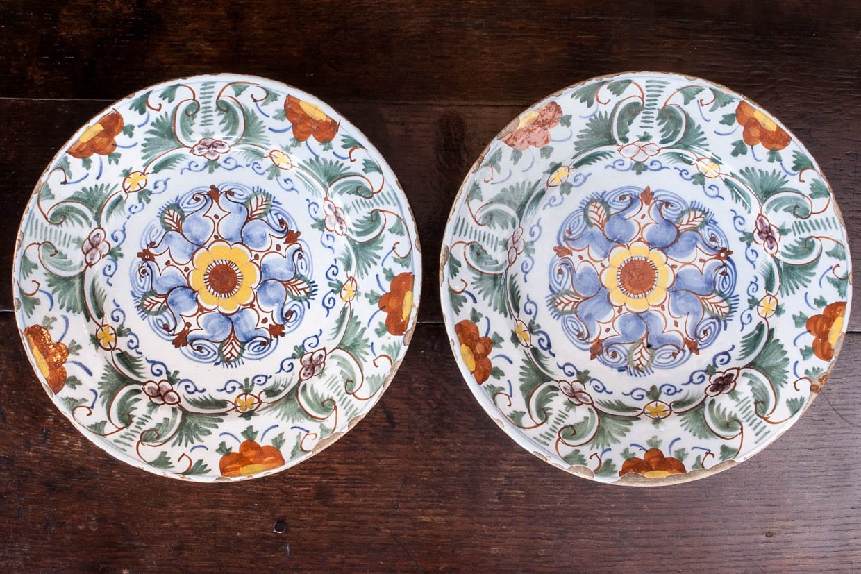 Pair of polychromed Delft plates