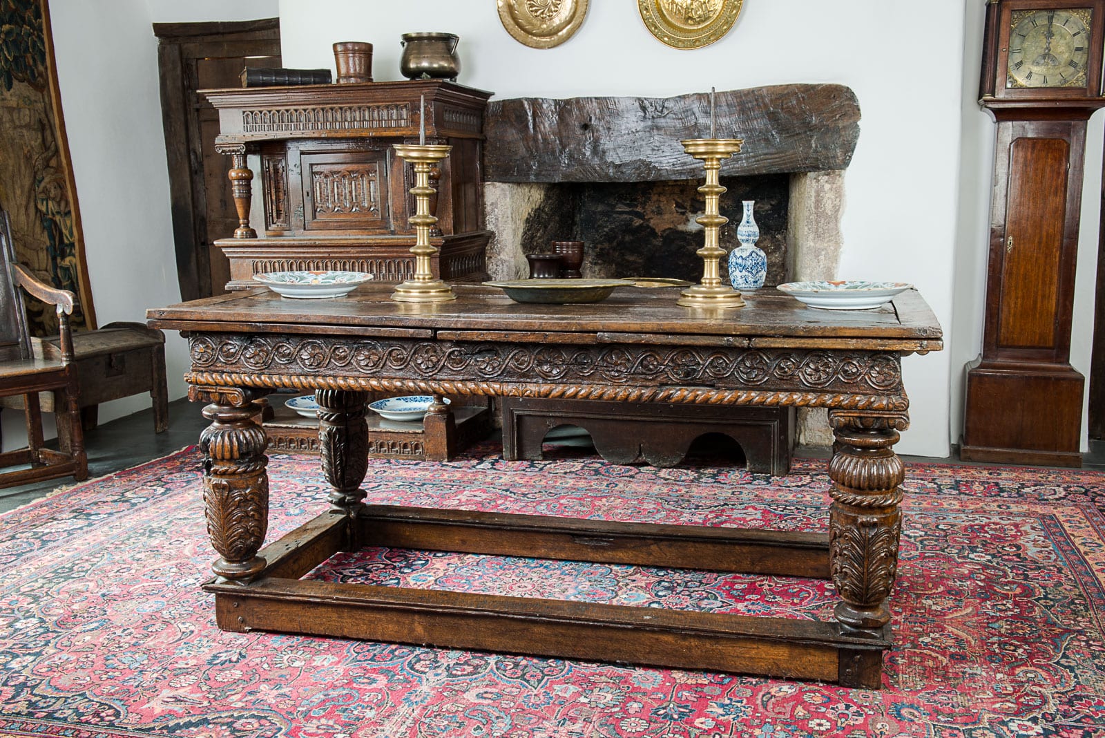 Elizabeth I carved oak draw leaf table