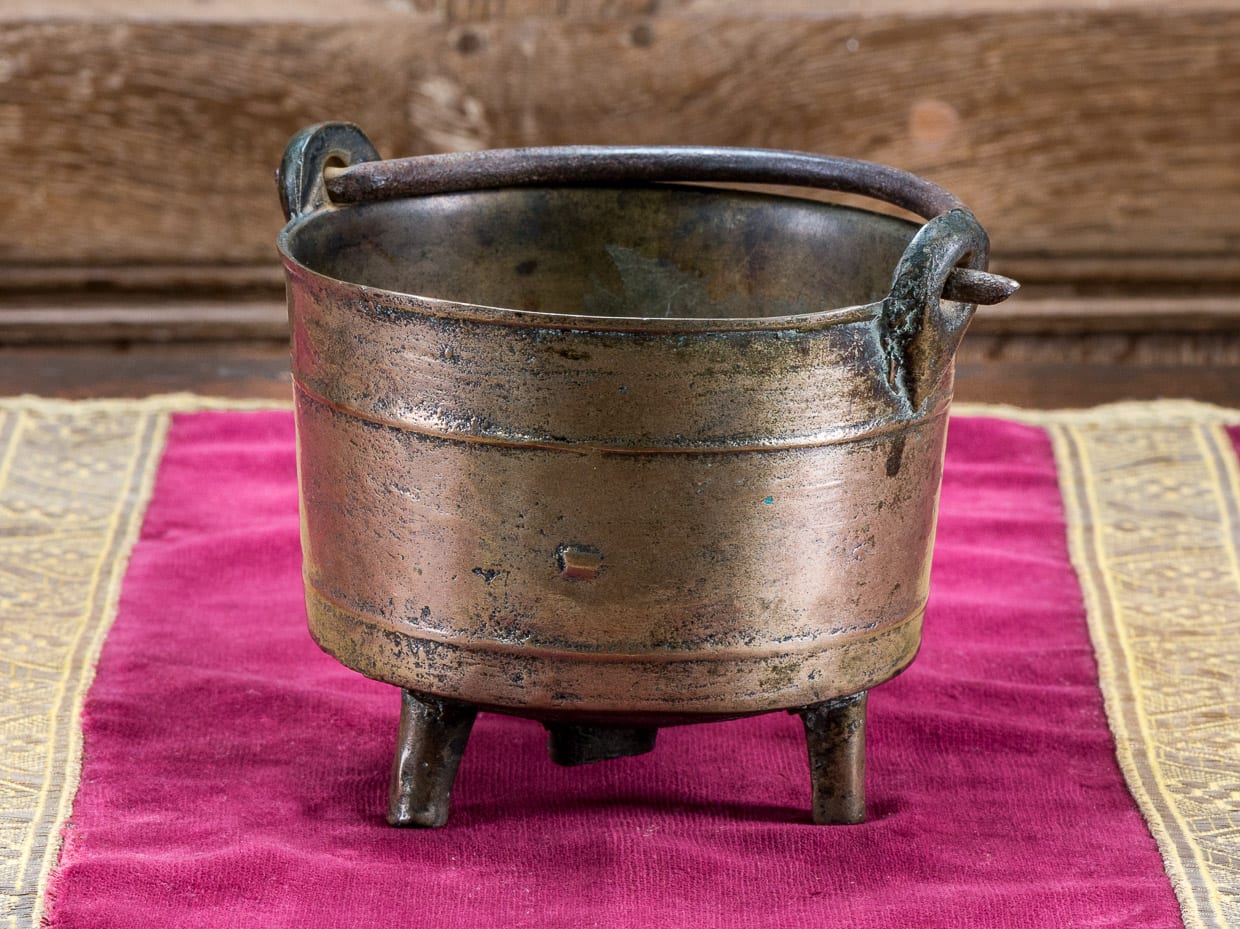17th century bronze cooking pot