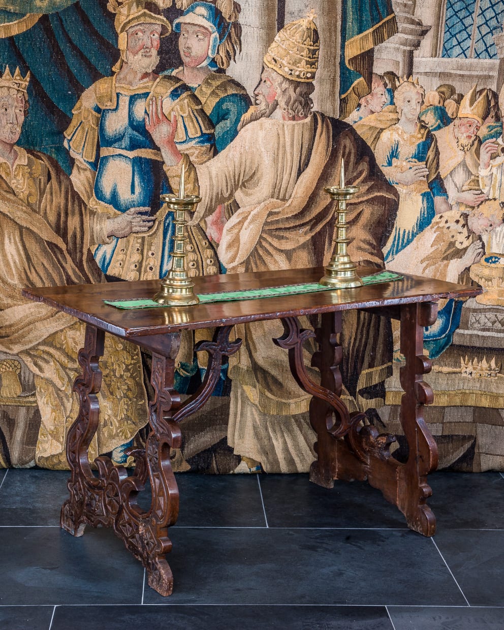 Early 17th century walnut centre table
