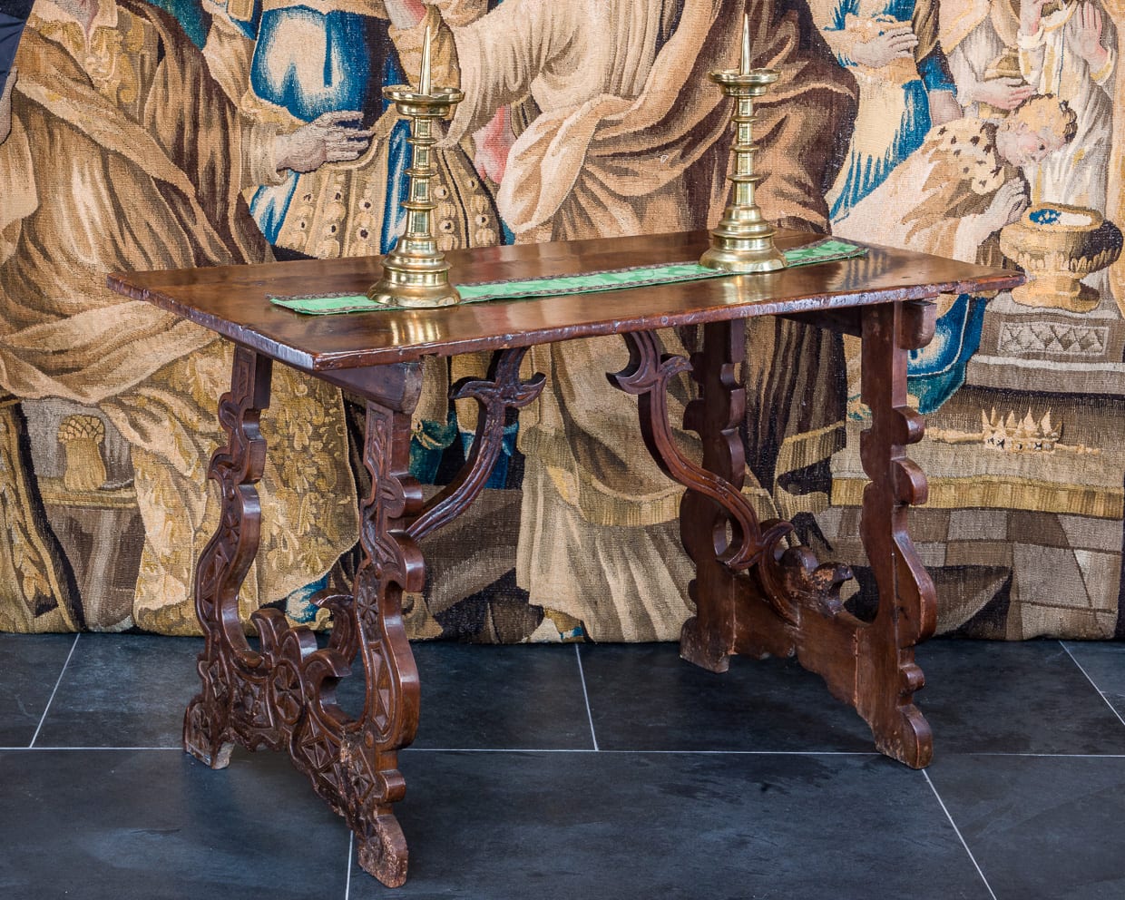 Early 17th century walnut centre table