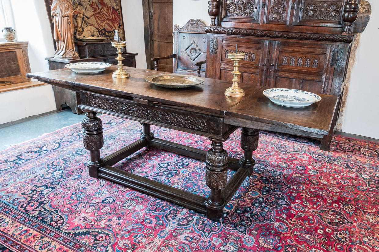 Elizabeth I oak draw leaf table